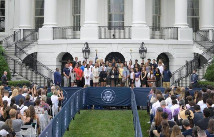 Donald Trump y Kamala Harris rastrean a jóvenes en campos deportivos