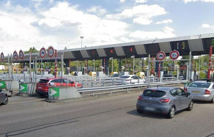 Un coche choca violentamente contra un bloque de hormigón en el peaje de la autopista, 3 muertos