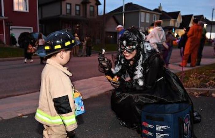 Halloween: pequeños monstruos desfilan por las calles y disfrutan de un Halloween con un calor récord