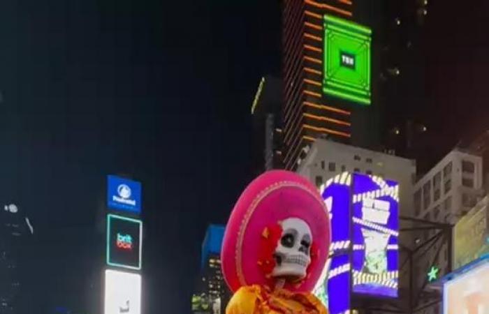 El icónico esqueleto del ‘Día de Muertos’ visita Times Square