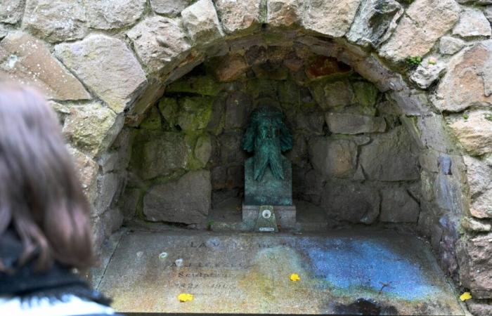 Este cementerio de Cherbourg-en-Cotentin es único en el mundo, lo visitamos