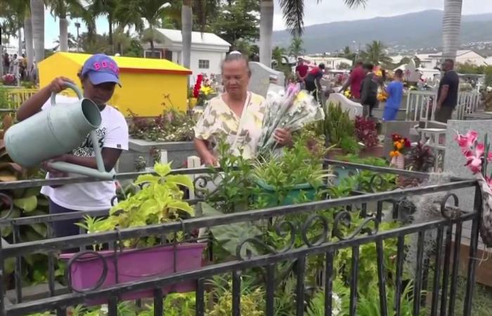 En el cementerio de Etang-Saint-Paul, la fiesta de Todos los Santos según la tradición