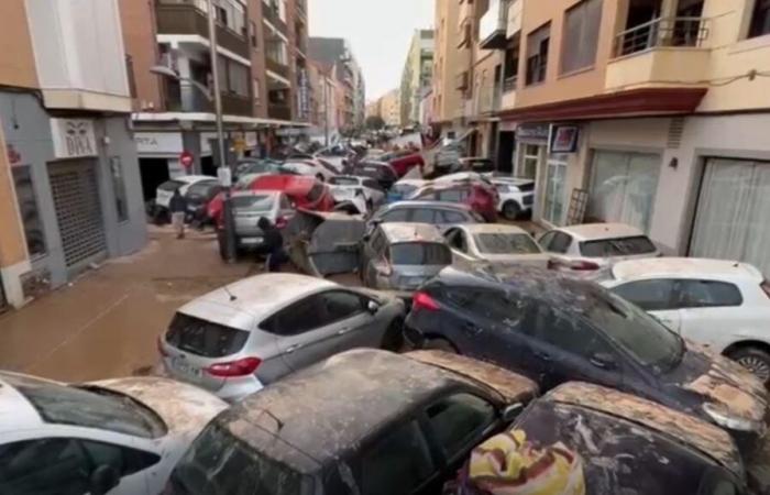 Sedaví se convierte en un cementerio de coches tras el paso de la DANA