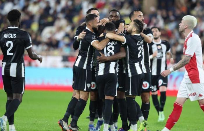 Angers lidera al Mónaco al descanso