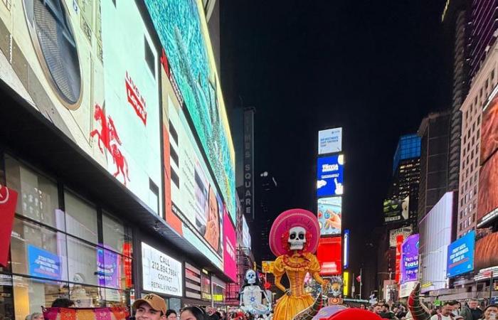 El icónico esqueleto del ‘Día de Muertos’ visita Times Square