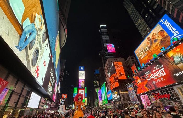 El icónico esqueleto del ‘Día de Muertos’ visita Times Square