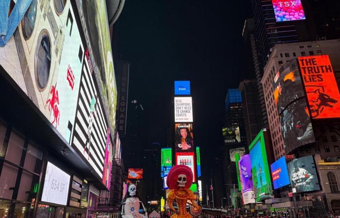 El icónico esqueleto del ‘Día de Muertos’ visita Times Square