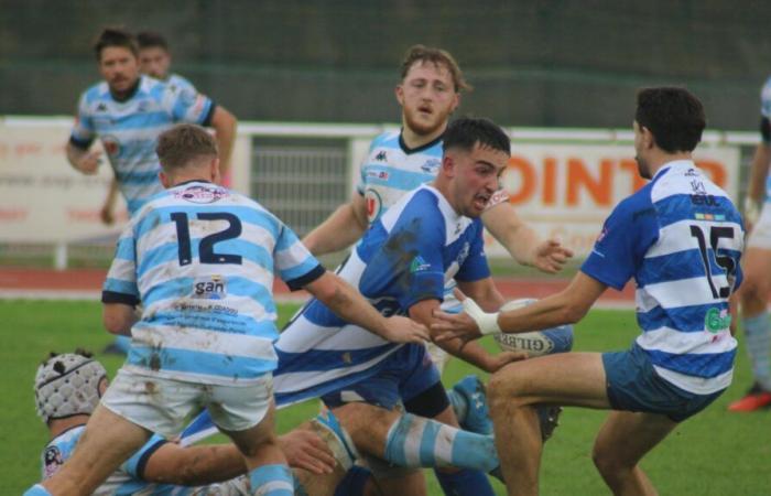 Partido de rugby en la cumbre el domingo en el estadio deportivo.