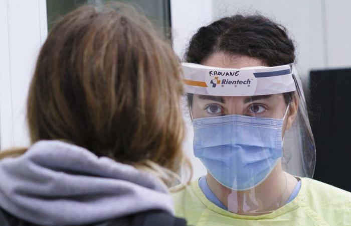 Unos 2.000 pacientes están en la larga lista de espera de la clínica COVID