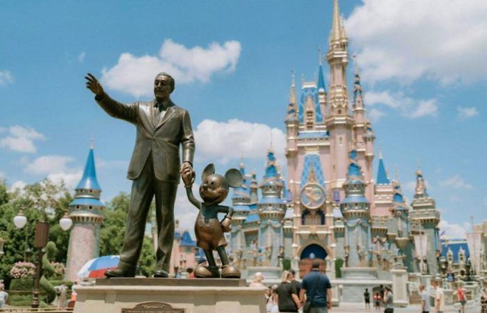 Despedido de Disney, añade insultos a los menús de los restaurantes