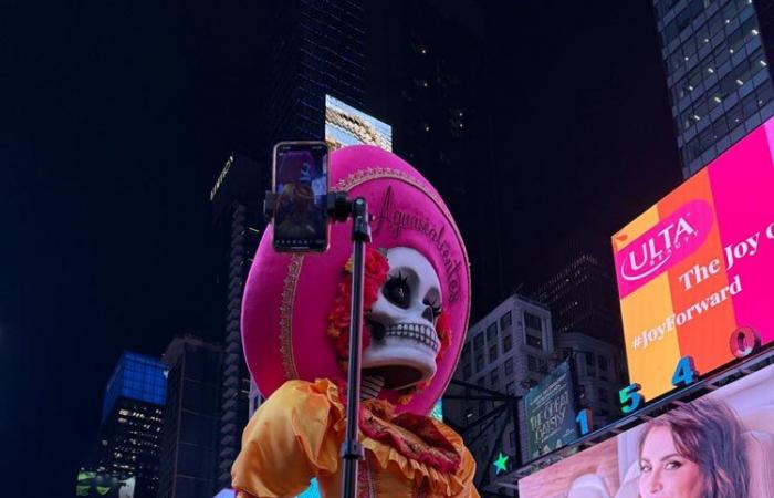 El icónico esqueleto del ‘Día de Muertos’ visita Times Square