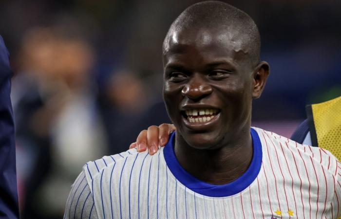 Las imágenes muestran al ‘humilde’ N’Golo Kante limpiando el campo después de una táctica de retraso de los fanáticos mientras la ex estrella del Chelsea muestra su clase una vez más