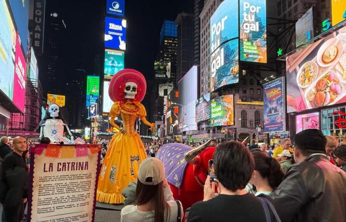 El icónico esqueleto del ‘Día de Muertos’ visita Times Square