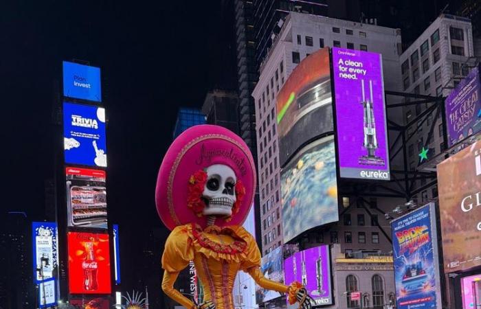 El icónico esqueleto del ‘Día de Muertos’ visita Times Square