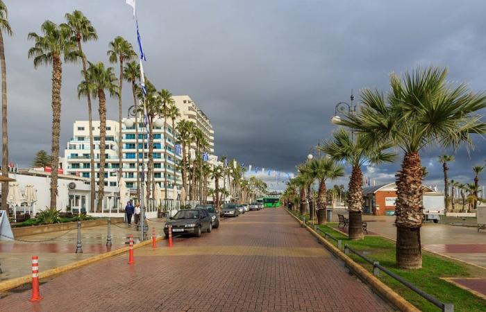 En Larnaca, una treintena de israelíes corren en busca de rehenes