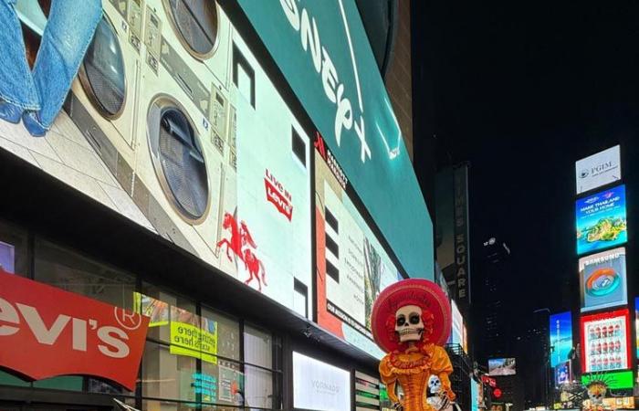 El icónico esqueleto del ‘Día de Muertos’ visita Times Square