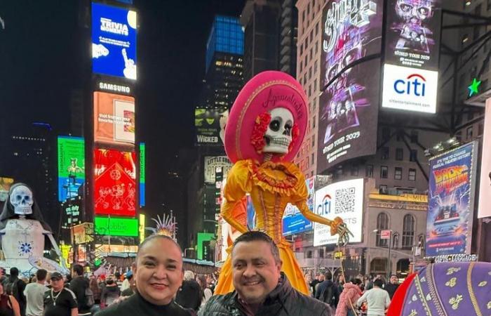 El icónico esqueleto del ‘Día de Muertos’ visita Times Square