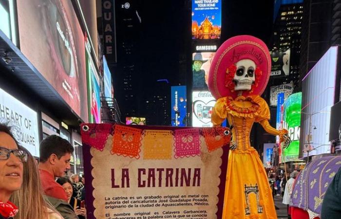 El icónico esqueleto del ‘Día de Muertos’ visita Times Square