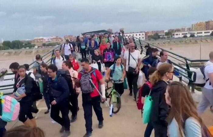 “Creemos que el pueblo puede salvar al pueblo”: enorme oleada de solidaridad en España tras las inundaciones