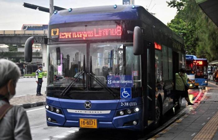 Polémica en torno a los autobuses eléctricos financiados por Suiza en Tailandia – rts.ch