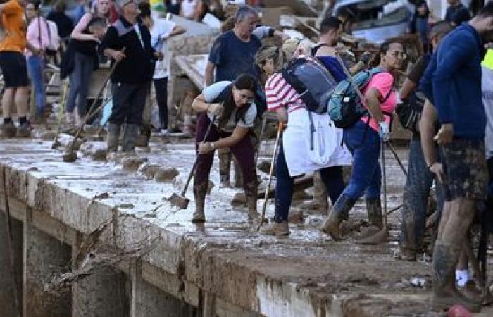 Una multitud de voluntarios están ocupados limpiando las ciudades afectadas por el desastre cerca de Valencia.