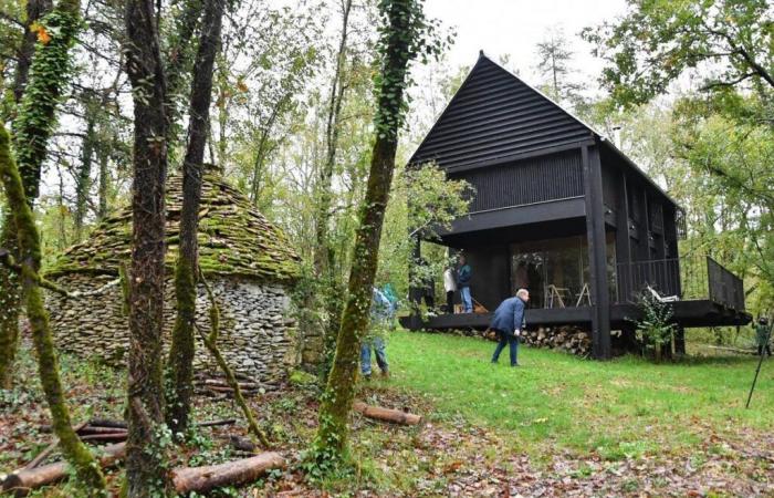 Video. Descubriendo, en Périgord, una sorprendente casa de madera negra