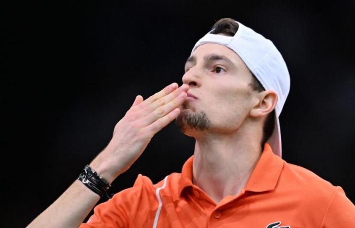 Maestros Rolex de París | Ugo Humbert derrota a Karen Khachanov (6-7 (6), 6-4, 6-3) y se une a Alexander Zverev en la final