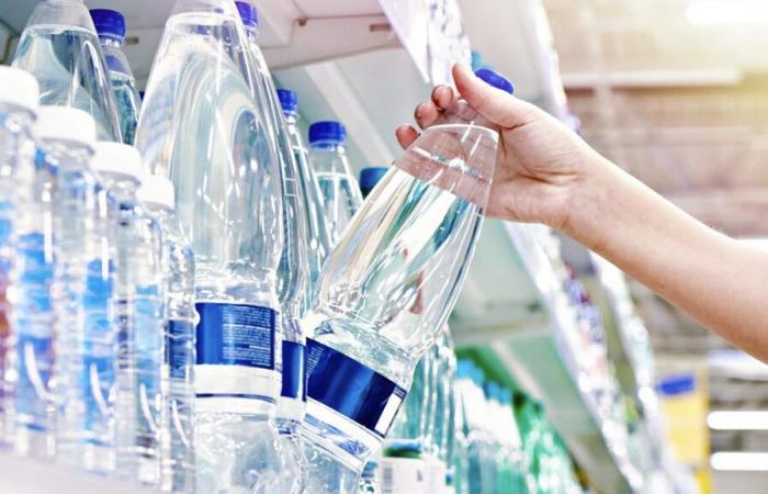 Estas 3 marcas famosas de botellas de agua contienen arsénico