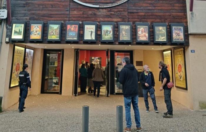 François Ruffin presenta su película en preestreno en Sarlat, varios centenares de personas asisten a la proyección