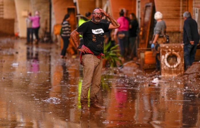 Inundaciones en España: cómo los residentes de Valencia quedaron atrapados sin previo aviso mientras las aguas arreciaban