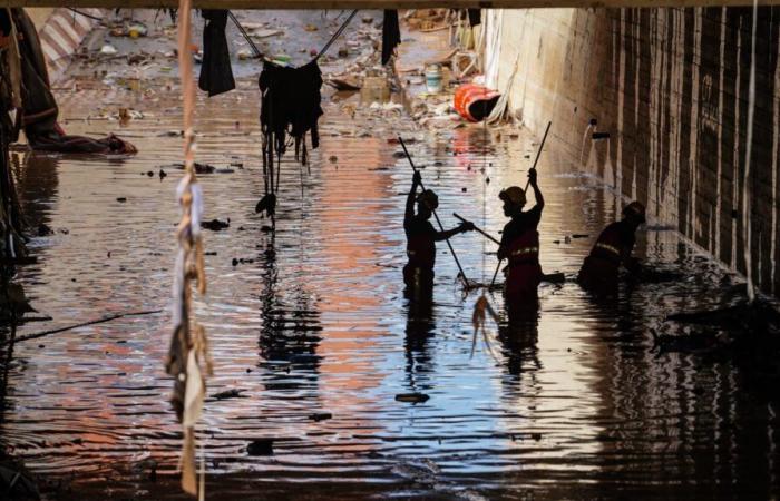 Socorro y residentes movilizados tras las mortales inundaciones en España