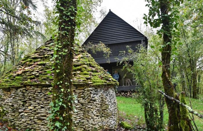 Video. Descubriendo, en Périgord, una sorprendente casa de madera negra