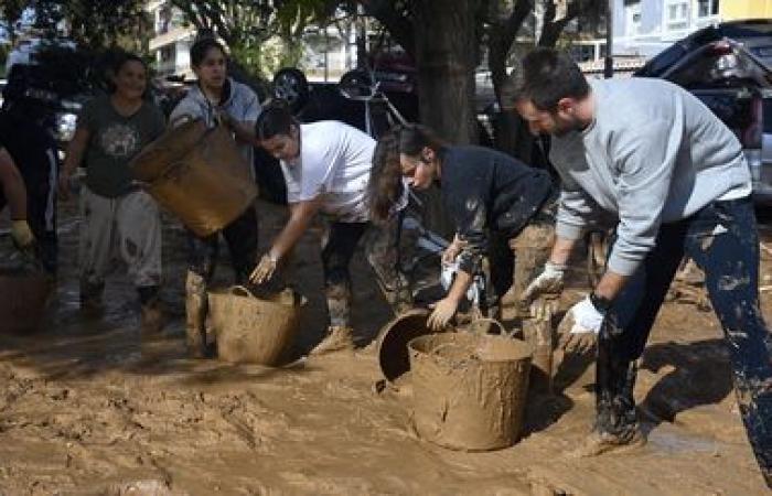 Una multitud de voluntarios están ocupados limpiando las ciudades afectadas por el desastre cerca de Valencia.