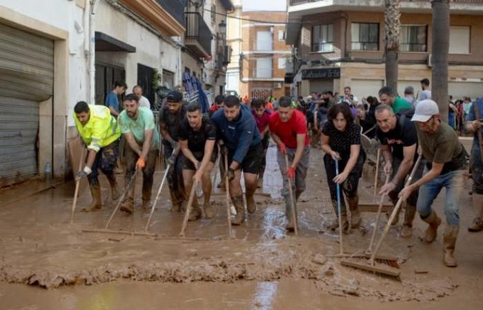 En España, en zonas de catástrofe, miles de voluntarios acuden para ayudar