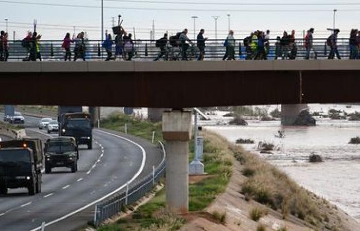 Una multitud de voluntarios están ocupados limpiando las ciudades afectadas por el desastre cerca de Valencia.