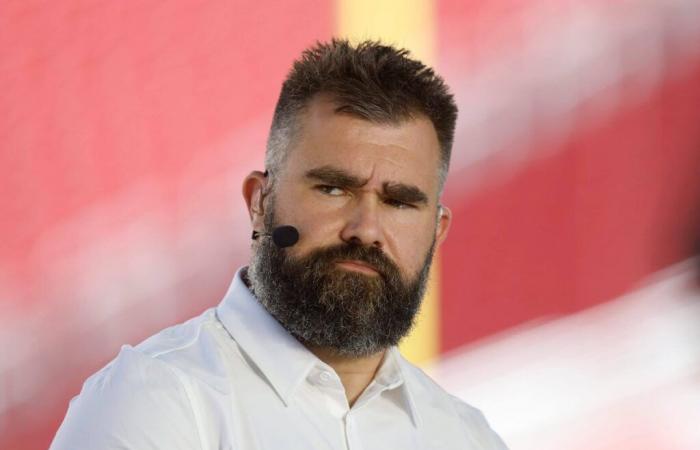 Jason Kelce golpea el teléfono de un fan contra el suelo e intercambia insultos homofóbicos después de insultar a Travis saliendo con Taylor Swift