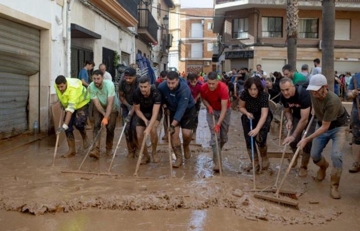 El número de muertos asciende a 211 y se envían 10.000 soldados y policías adicionales como refuerzo.