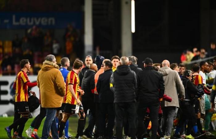 El partido entre Unión y Mechelen degenera (fotos)