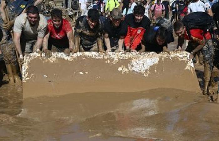 Una multitud de voluntarios están ocupados limpiando las ciudades afectadas por el desastre cerca de Valencia.