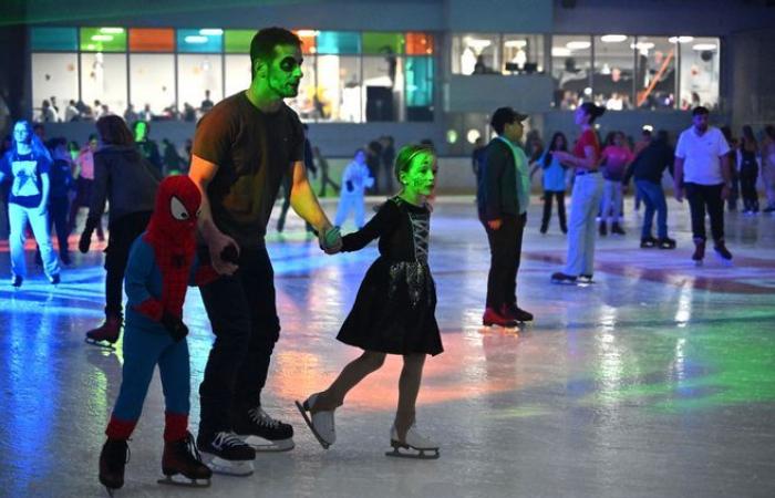 Nuestras imágenes más bonitas del día “Halloween” que volvió a estar lleno de gente en la pista de hielo de Brive