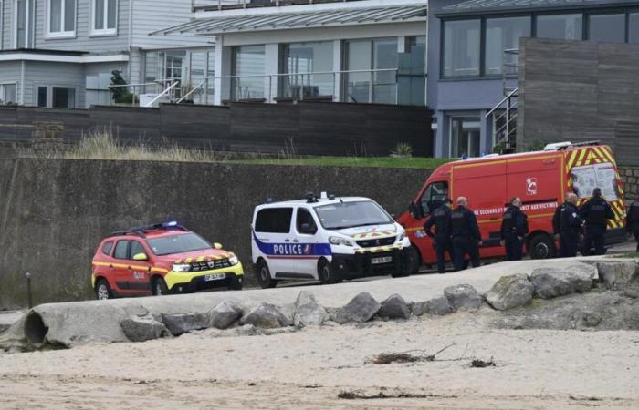 El cuerpo de un hombre descubierto en una playa.