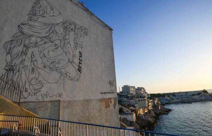 Un fresco gigante de Mahn Kloix rinde homenaje al barco ambulancia SOS Méditerranée en el “muro Zidane” de Marsella