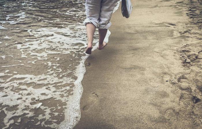 La marea lo trajo: un caminante descubre un cuerpo en una playa de Paso de Calais