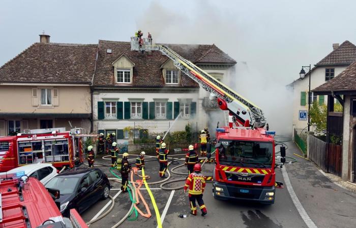 Jura-Nord Vaudois: Un gran incendio controlado en el corazón de Concise