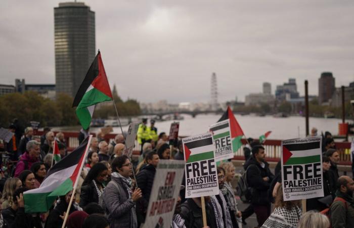 Miles de personas marchan contra Israel en Londres; Roban busto de Chaim Weizmann en Manchester