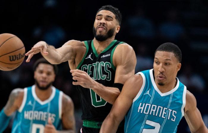 Grant Williams de los Hornets expulsado después de taclear a su ex compañero Jayson Tatum en la victoria de los Celtics por 124-109