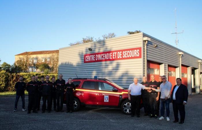 Entrega de llaves del nuevo vehículo en el Centro de Bomberos y Salvamento de Saint-Clar