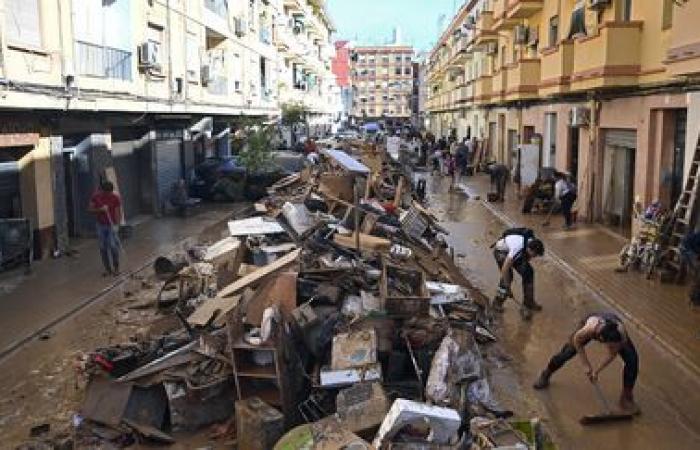 Una multitud de voluntarios están ocupados limpiando las ciudades afectadas por el desastre cerca de Valencia.