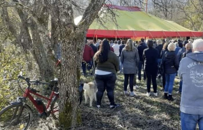 El último homenaje desde su pueblo a Paul Varry, ciclista asesinado por un automovilista en París.