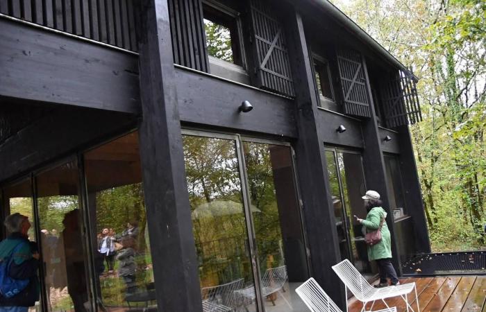 Video. Descubriendo, en Périgord, una sorprendente casa de madera negra